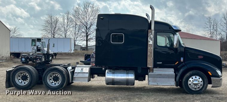 image for item FC5045 2015 Peterbilt 579 semi truck