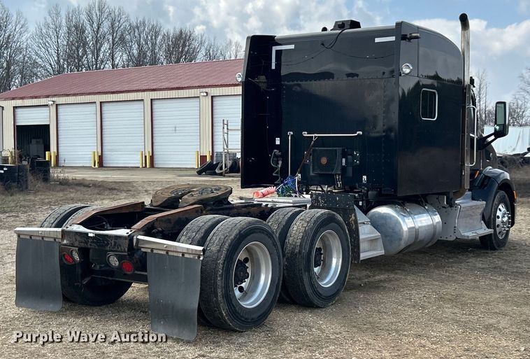 image for item FC5045 2015 Peterbilt 579 semi truck