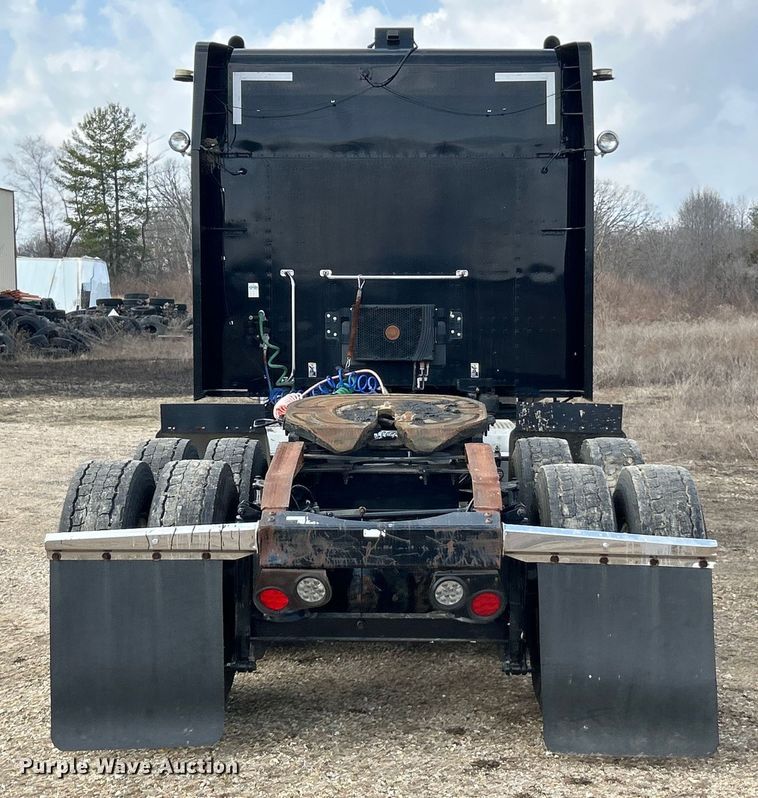 image for item FC5045 2015 Peterbilt 579 semi truck