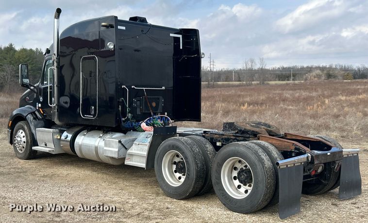 image for item FC5045 2015 Peterbilt 579 semi truck