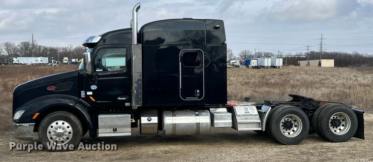 image for item FC5045 2015 Peterbilt 579 semi truck