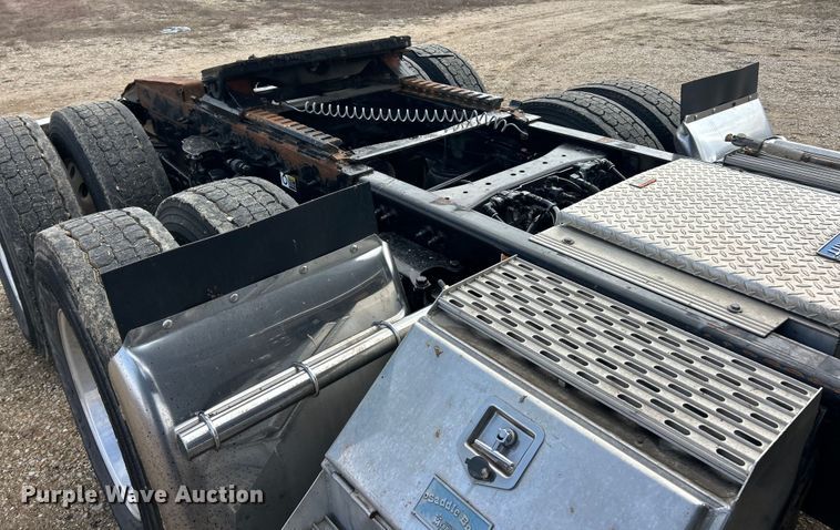 image for item FC5045 2015 Peterbilt 579 semi truck