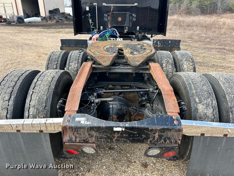 image for item FC5045 2015 Peterbilt 579 semi truck