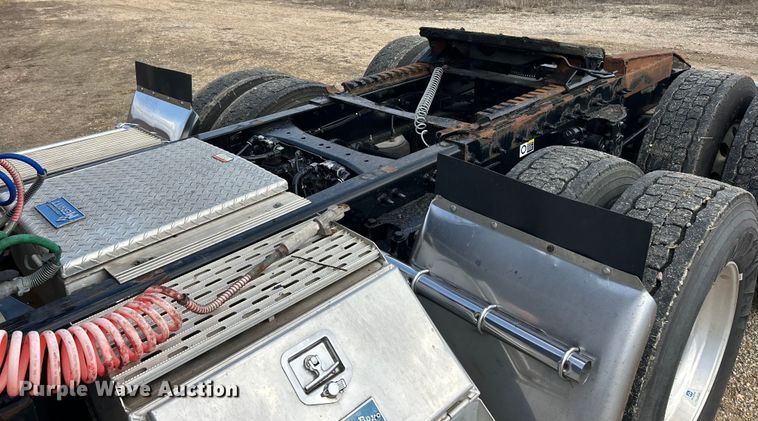 image for item FC5045 2015 Peterbilt 579 semi truck