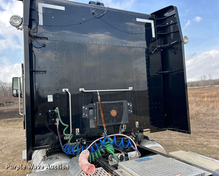 image for item FC5045 2015 Peterbilt 579 semi truck