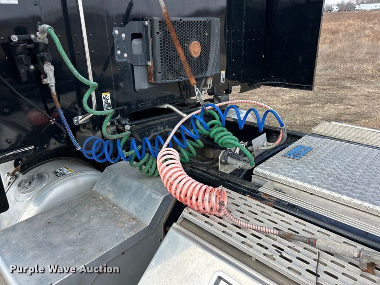 image for item FC5045 2015 Peterbilt 579 semi truck