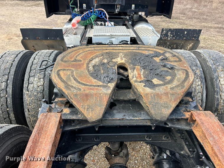 image for item FC5045 2015 Peterbilt 579 semi truck