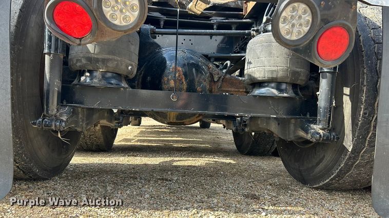 image for item FC5045 2015 Peterbilt 579 semi truck