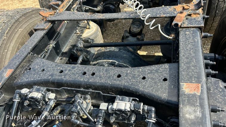 image for item FC5045 2015 Peterbilt 579 semi truck