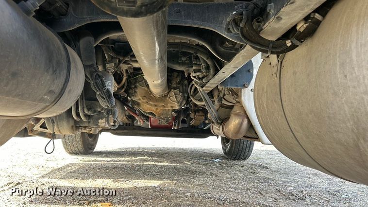 image for item FC5045 2015 Peterbilt 579 semi truck