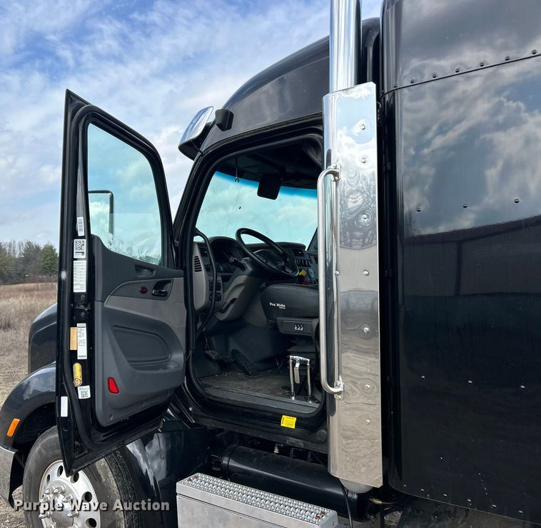 image for item FC5045 2015 Peterbilt 579 semi truck