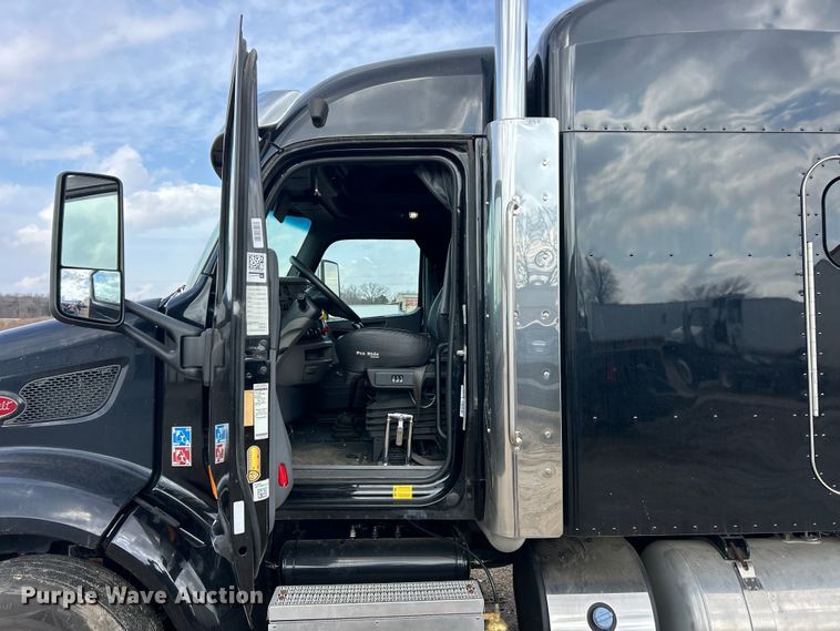 image for item FC5045 2015 Peterbilt 579 semi truck