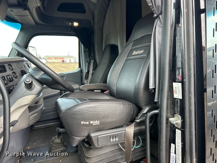 image for item FC5045 2015 Peterbilt 579 semi truck