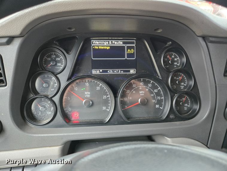 image for item FC5045 2015 Peterbilt 579 semi truck