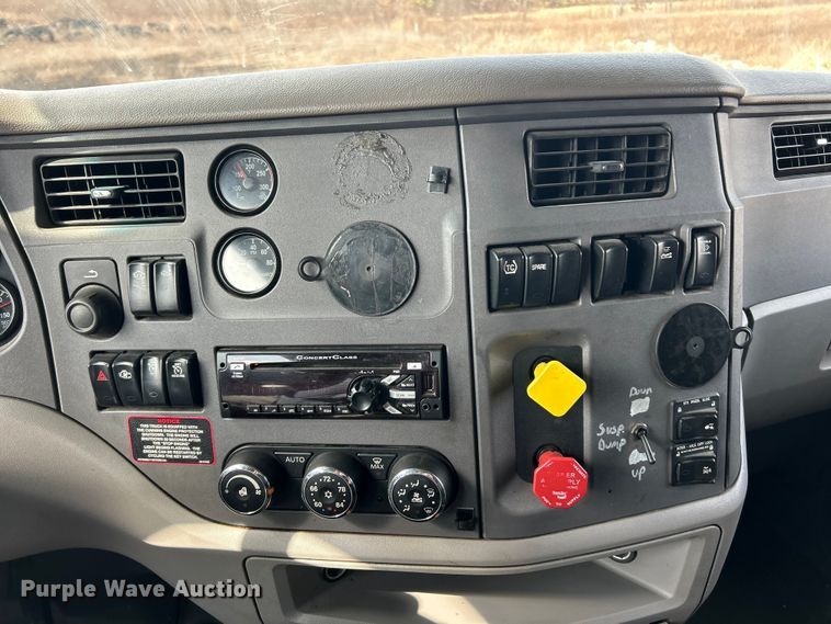 image for item FC5045 2015 Peterbilt 579 semi truck