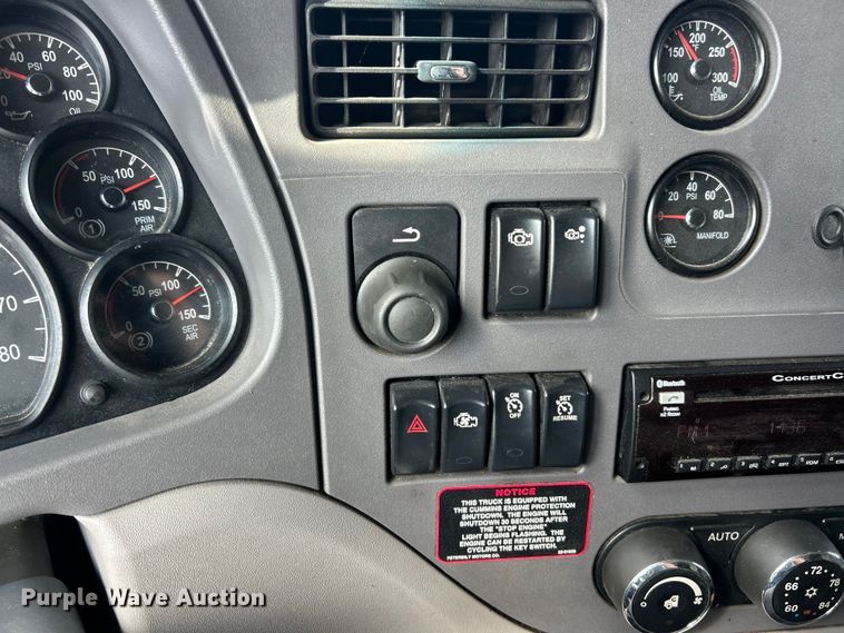 image for item FC5045 2015 Peterbilt 579 semi truck