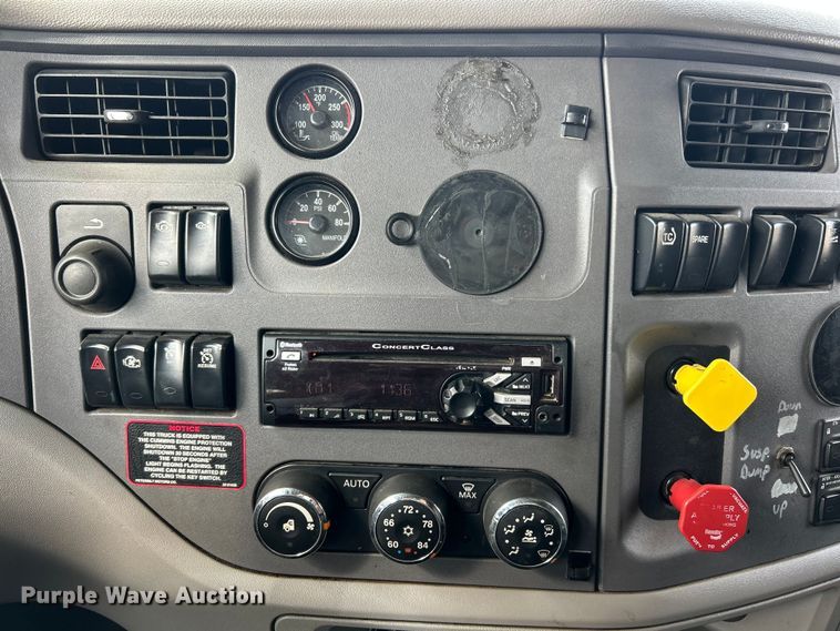 image for item FC5045 2015 Peterbilt 579 semi truck