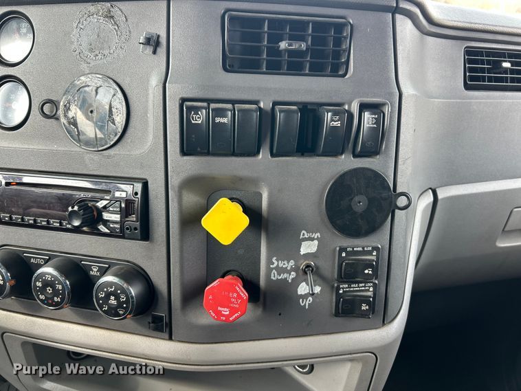 image for item FC5045 2015 Peterbilt 579 semi truck