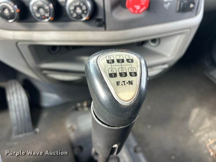 image for item FC5045 2015 Peterbilt 579 semi truck