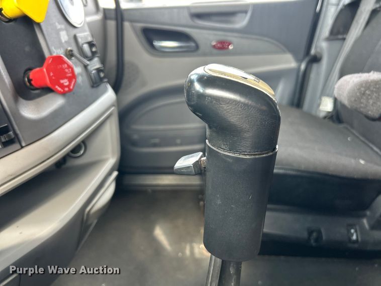 image for item FC5045 2015 Peterbilt 579 semi truck