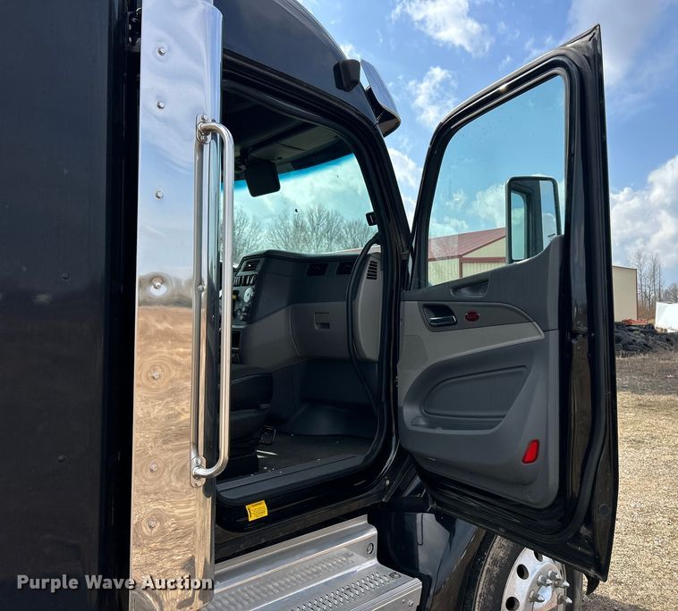 image for item FC5045 2015 Peterbilt 579 semi truck