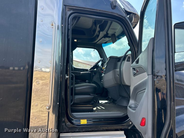 image for item FC5045 2015 Peterbilt 579 semi truck