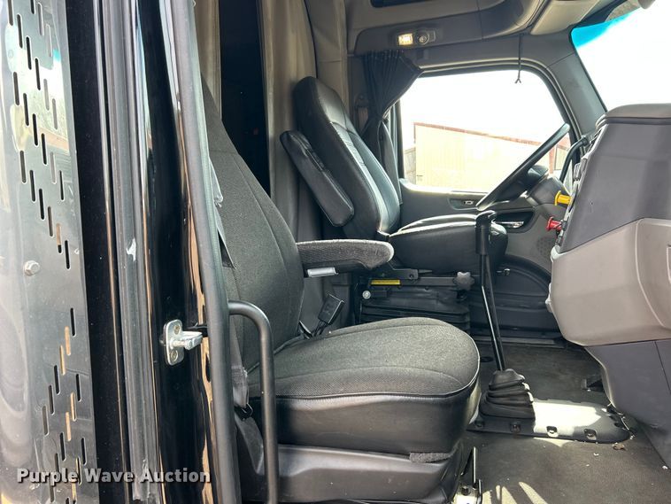 image for item FC5045 2015 Peterbilt 579 semi truck