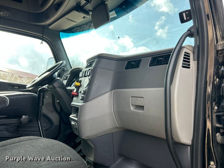 image for item FC5045 2015 Peterbilt 579 semi truck