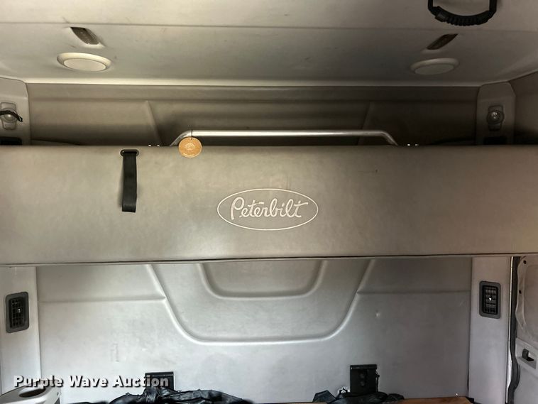 image for item FC5045 2015 Peterbilt 579 semi truck