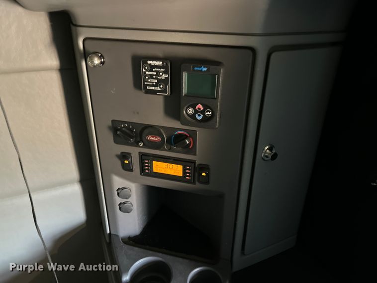 image for item FC5045 2015 Peterbilt 579 semi truck