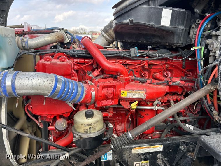 image for item FC5045 2015 Peterbilt 579 semi truck