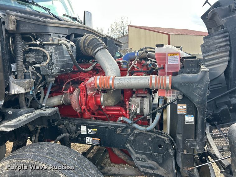 image for item FC5045 2015 Peterbilt 579 semi truck