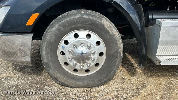 image for item FC5045 2015 Peterbilt 579 semi truck