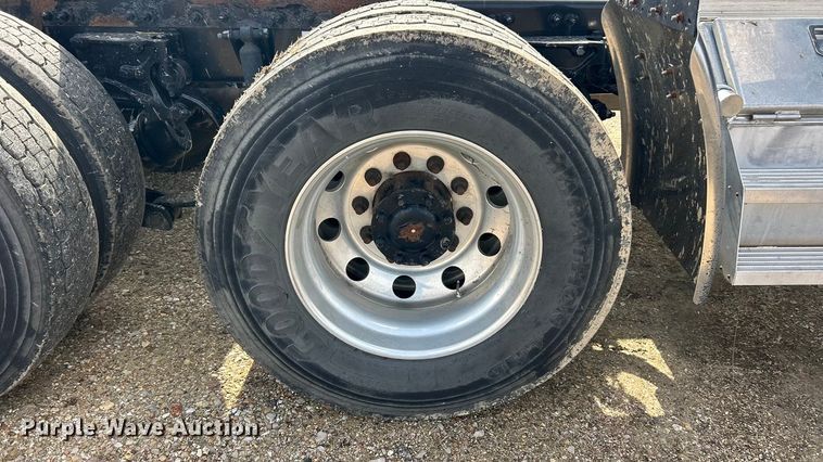 image for item FC5045 2015 Peterbilt 579 semi truck