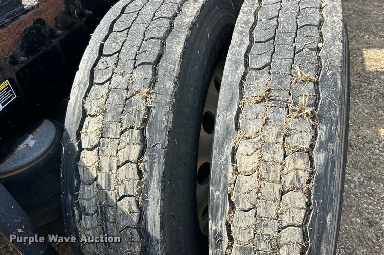 image for item FC5045 2015 Peterbilt 579 semi truck