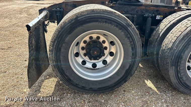 image for item FC5045 2015 Peterbilt 579 semi truck