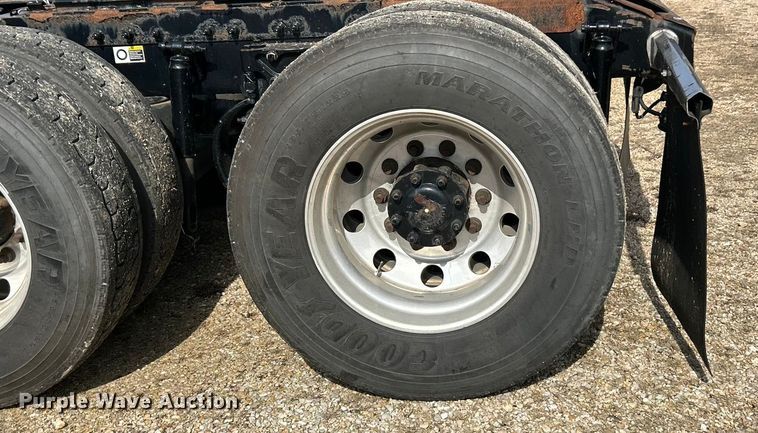 image for item FC5045 2015 Peterbilt 579 semi truck