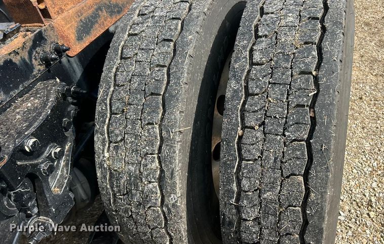 image for item FC5045 2015 Peterbilt 579 semi truck