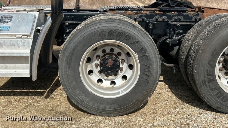 image for item FC5045 2015 Peterbilt 579 semi truck