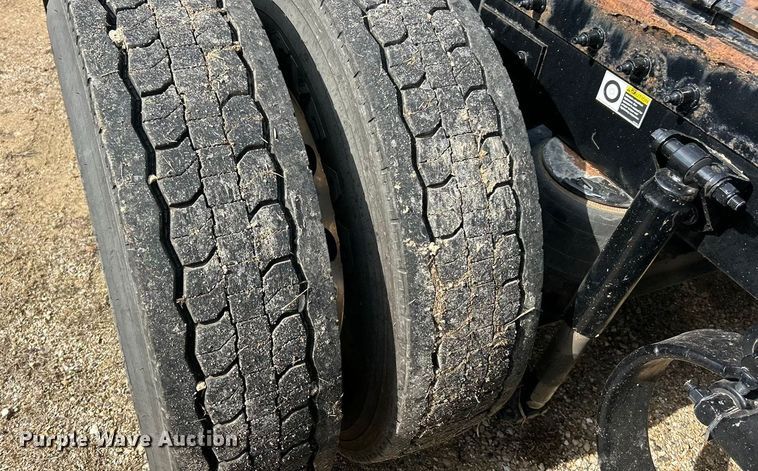 image for item FC5045 2015 Peterbilt 579 semi truck