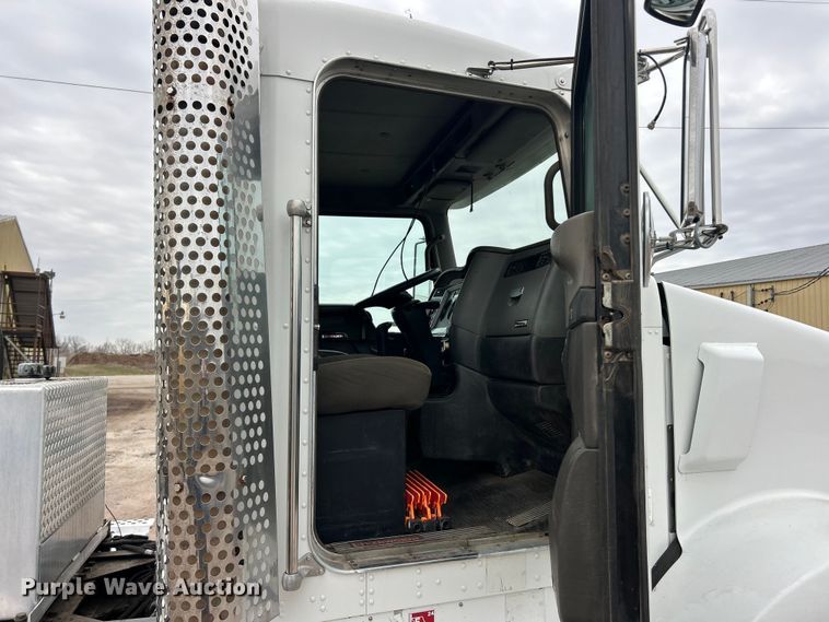 image for item FC5080 2012 Kenworth T800 semi truck