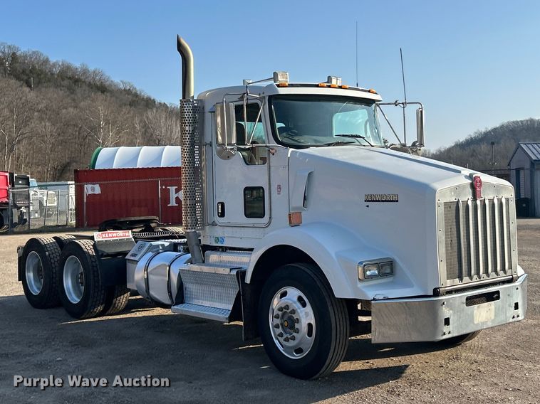 image for item FC5167 2012 Kenworth T800 semi truck
