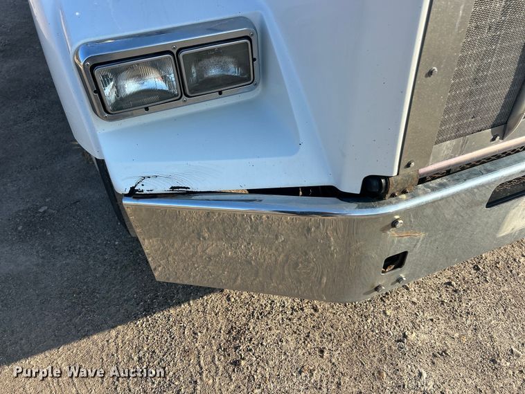 image for item FC5167 2012 Kenworth T800 semi truck