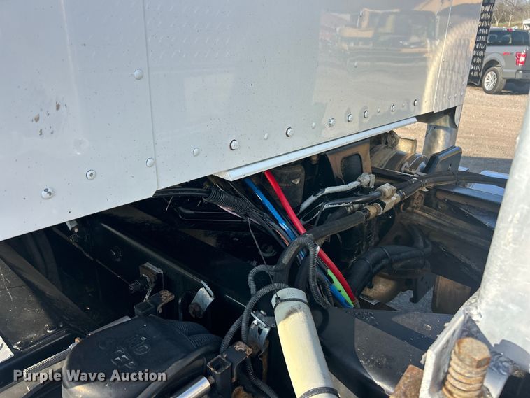 image for item FC5167 2012 Kenworth T800 semi truck