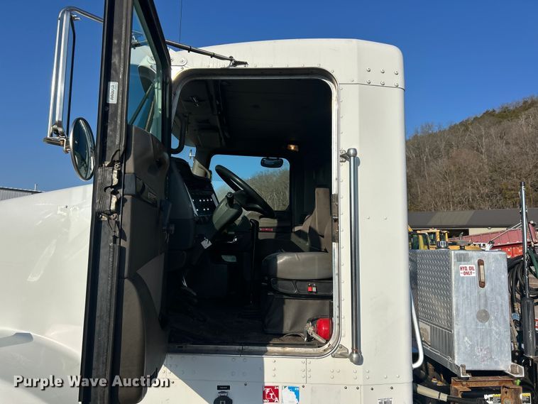 image for item FC5167 2012 Kenworth T800 semi truck