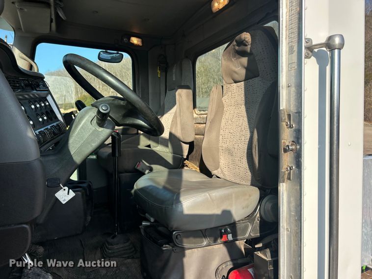 image for item FC5167 2012 Kenworth T800 semi truck