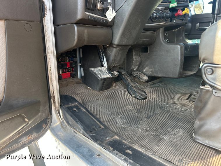 image for item FC5167 2012 Kenworth T800 semi truck