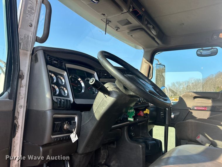 image for item FC5167 2012 Kenworth T800 semi truck