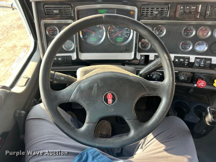 image for item FC5167 2012 Kenworth T800 semi truck