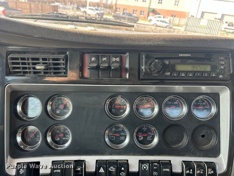 image for item FC5167 2012 Kenworth T800 semi truck